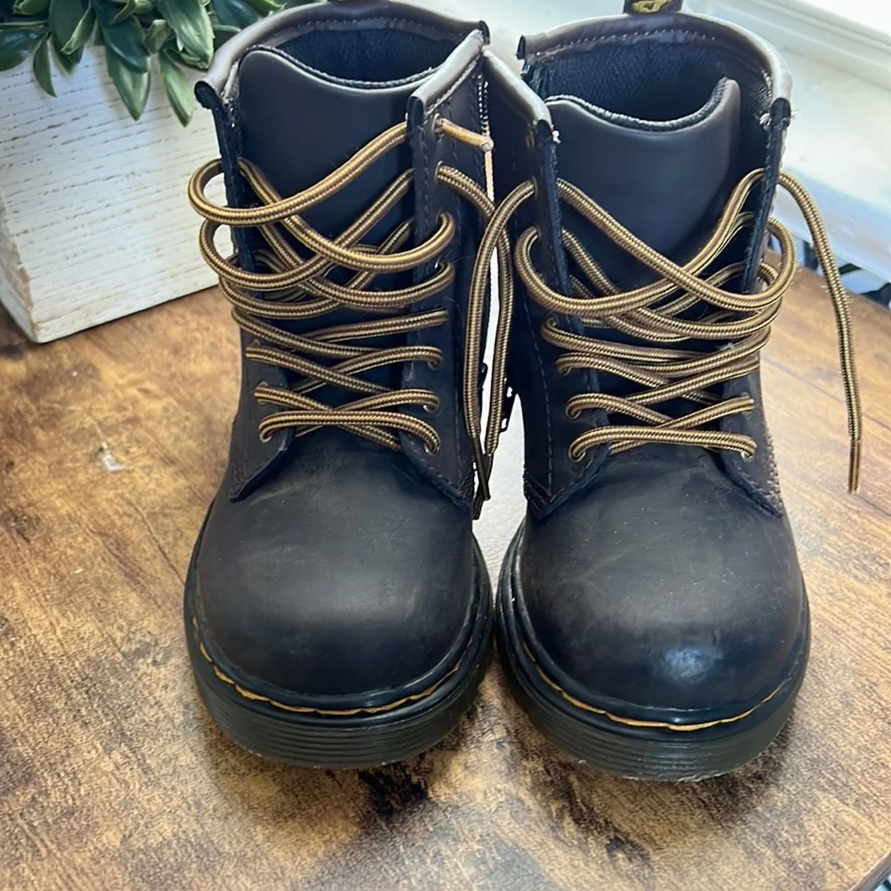 Toddler 9 brown doc martens -like new - Picture 1 of 5